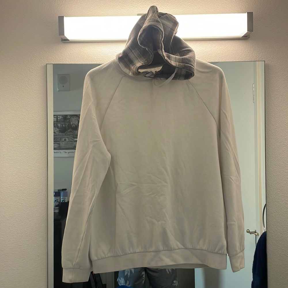 White hoodie w flannel hood